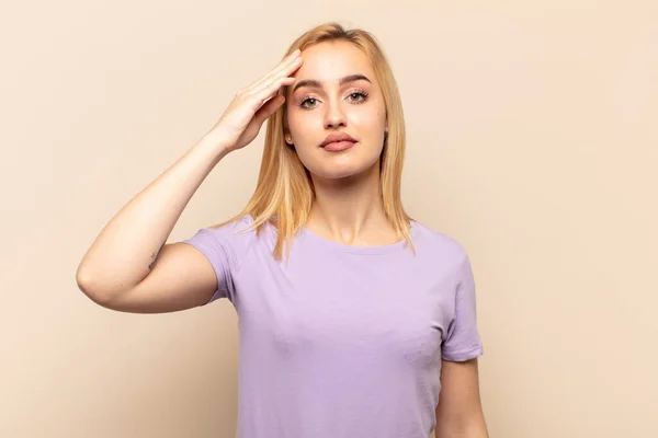Ung Blond Kvinna Hälsar Kameran Med Militär Hälsning Akt Heder — Stockfoto