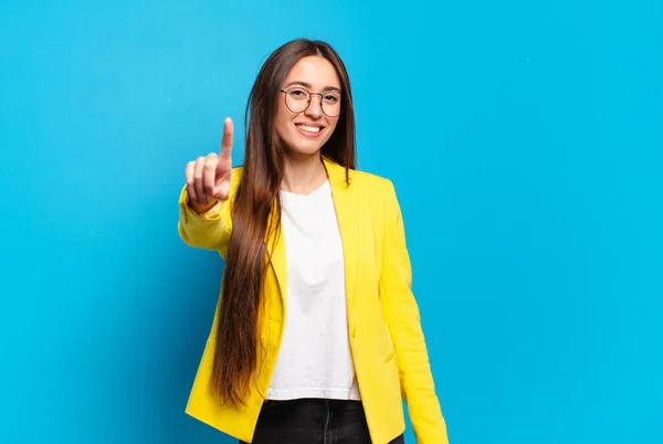 Joven Bonita Mujer Sonriendo Orgullosamente Con Confianza Haciendo Número Uno — Foto de Stock