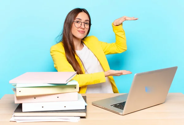 Joven Mujer Negocios Bonita Sosteniendo Objeto Con Ambas Manos Espacio — Foto de Stock