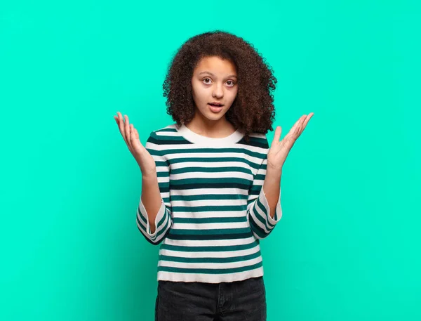 Meisje Kijkt Geschokt Verbaasd Met Kaak Viel Verrassing Bij Het — Stockfoto