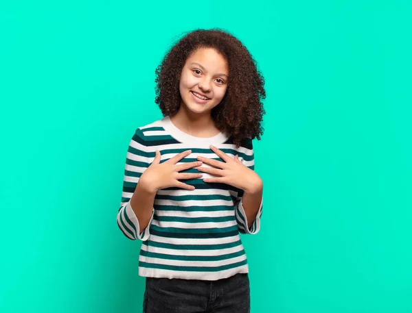 Mädchen Sehen Glücklich Überrascht Stolz Und Aufgeregt Aus Und Zeigen — Stockfoto