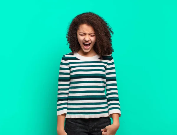 Chica Gritando Agresivamente Mirando Muy Enojado Frustrado Indignado Molesto Gritando — Foto de Stock