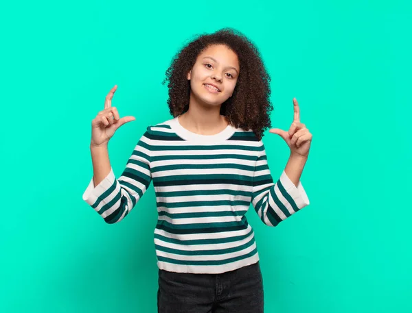 Ragazza Che Incornicia Delinea Proprio Sorriso Con Entrambe Mani Guardando — Foto Stock