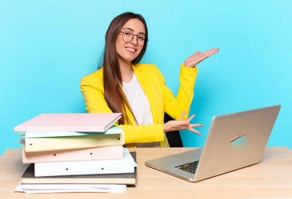 Joven Bonita Mujer Negocios Sonriendo Con Orgullo Confianza Sintiéndose Feliz — Foto de Stock