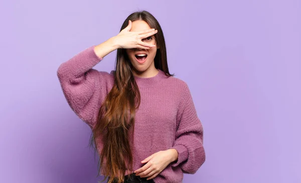 Jovem Muito Casual Mulher Olhando Chocado Assustado Aterrorizado Cobrindo Rosto — Fotografia de Stock