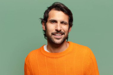 Kopya alanı olan yakışıklı Hintli genç adam.