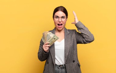 Genç ve güzel bir kadın ellerini havaya kaldırarak bağırıyor. Öfkeli, sinirli, stresli ve üzgün.