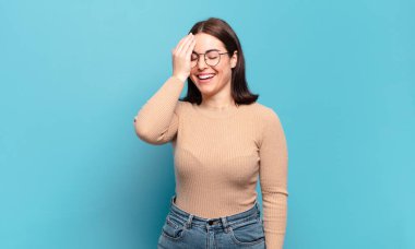 Genç, hoş, sıradan bir kadın gülüyor ve alnına şaplak atıyor. Unuttum ya da aptalca bir hataydı. 