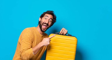 Takım elbiseli çılgın sakallı genç adam.