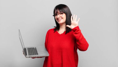 Artı, gülümseyen ve arkadaş canlısı görünen güzel bir kadın. 5 ya da 5 numarayı gösteriyor. Eli önde, geriye doğru sayıyor.