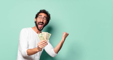 Dolar banknotları olan çılgın sakallı genç adam.