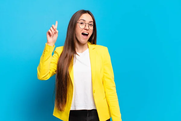 Junge Hübsche Frau Die Sich Wie Ein Glückliches Und Aufgeregtes — Stockfoto