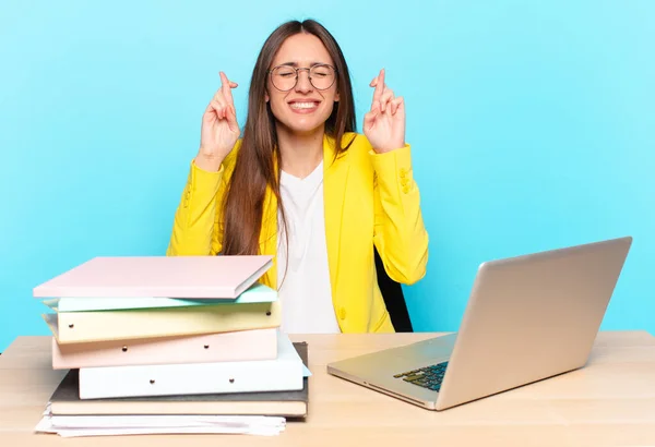 Joven Bonita Mujer Negocios Sonriendo Ansiosamente Cruzando Ambos Dedos Sintiéndose — Foto de Stock