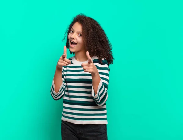 Mädchen Mit Positiver Erfolgreicher Glücklicher Haltung Die Die Kamera Zeigt — Stockfoto