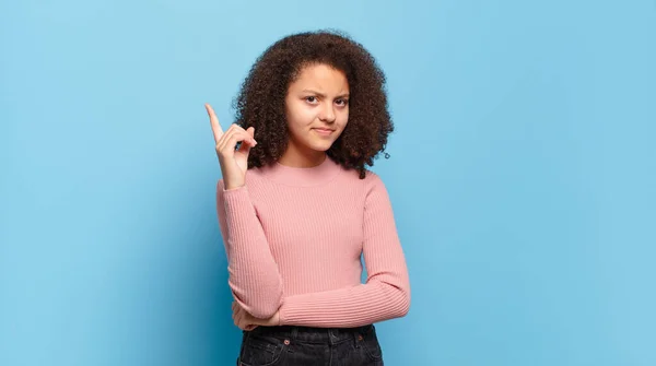 Meisje Voelt Zich Als Een Genie Die Trots Zijn Vinger — Stockfoto