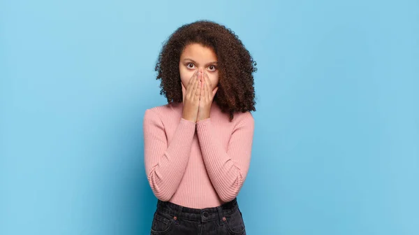 Fille Sentant Inquiet Bouleversé Effrayé Couvrant Bouche Avec Les Mains — Photo