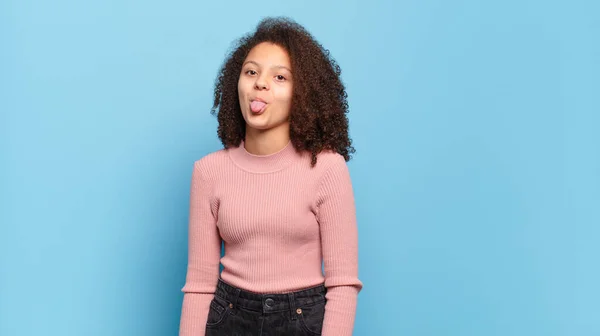 Chica Buscando Tonta Divertida Con Una Expresión Tonta Ojos Cruzados — Foto de Stock