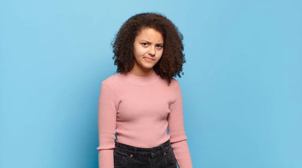 Chica Sintiéndose Confundida Dudosa Preguntándose Tratando Elegir Tomar Una Decisión — Foto de Stock