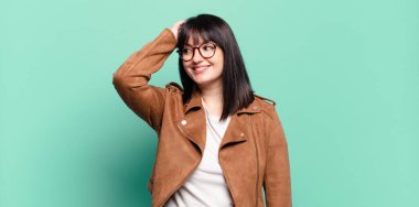 Artı boyut olarak güzel bir kadın neşeli ve tesadüfen gülümsüyor, olumlu, mutlu ve kendinden emin bir bakışla göğüs göğüse tutuşuyor.