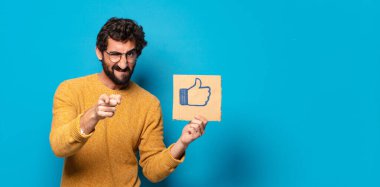 Pankart gibi sosyal medyası olan çılgın sakallı genç bir adam.