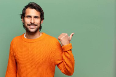 Kopya alanı olan yakışıklı Hintli genç adam.