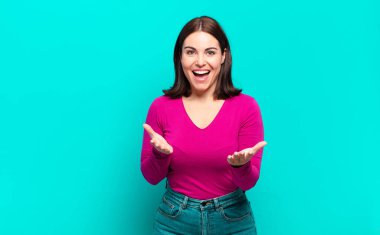 Genç, hoş, sıradan bir kadın kendini mutlu, şaşkın, şanslı ve şaşırmış hissediyor. Sanki her şeyi ciddiye alıyor gibi. İnanılmaz!