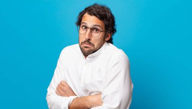 Genç, yakışıklı, Hintli bir adam düşünce ya da şüphe dolu bir ifade.