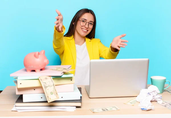 Tty Empresária Sentada Sua Mesa Trabalhando Com Laptop — Fotografia de Stock