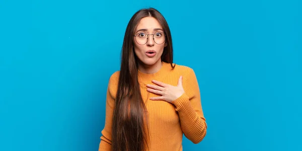 Jovem Muito Casual Mulher Sentindo Chocado Surpreso Sorrindo Tomando Mão — Fotografia de Stock