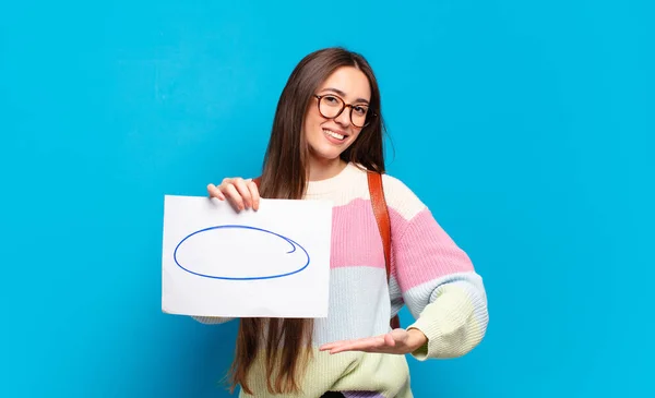 Jovem Mulher Bonita Sorrindo Alegremente Sentindo Feliz Mostrando Conceito Espaço — Fotografia de Stock