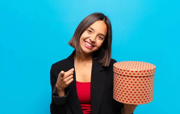 Giovane Bella Donna Possesso Una Scatola Regalo — Foto Stock