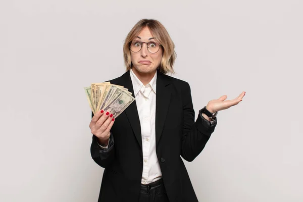 Young Blonde Woman Feeling Puzzled Confused Doubting Weighting Choosing Different — Stock Photo, Image