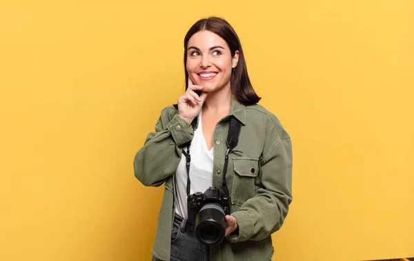 Young Pretty Woman Smiling Happily Daydreaming Doubting Looking Side — Stock Photo, Image