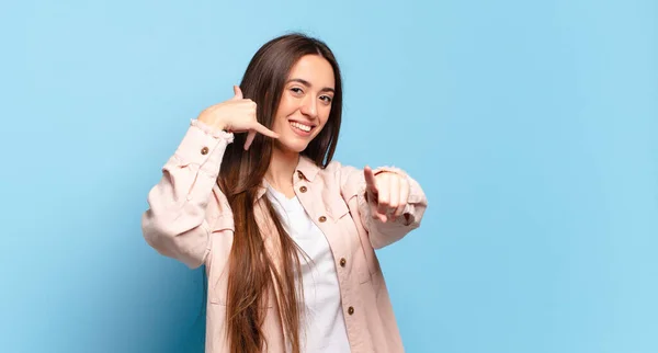 Jong Vrij Casual Vrouw Lachend Vrolijk Wijzend Naar Camera Terwijl — Stockfoto