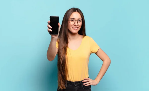 Junge Hübsche Frau Lächelt Glücklich Und Träumt Oder Zweifelt Schaut — Stockfoto