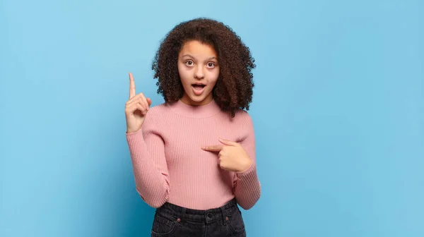 Meisje Voelt Zich Trots Verrast Wijst Zelfverzekerd Voelt Zich Succesvol — Stockfoto