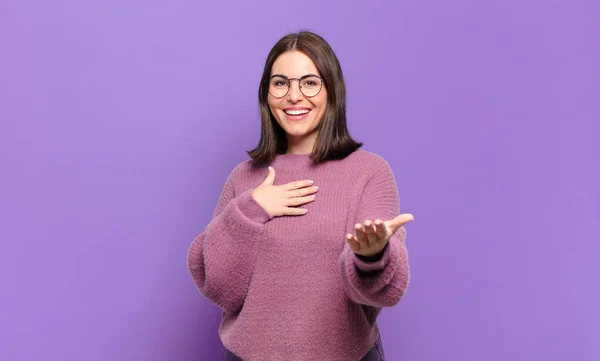 Ung Söt Avslappnad Kvinna Känner Sig Glad Och Kär Ler — Stockfoto