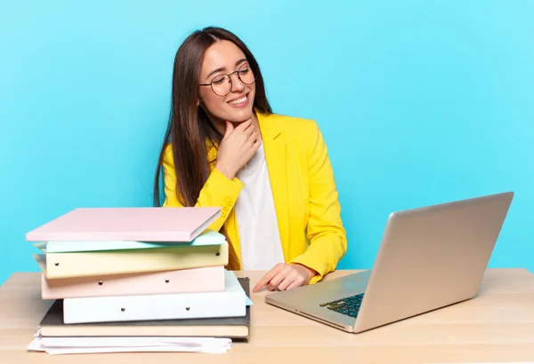 Joven Bonita Mujer Negocios Sonriendo Con Una Expresión Feliz Segura — Foto de Stock