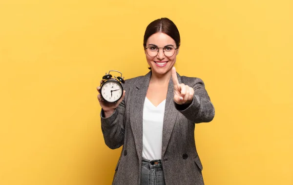 Giovane Bella Donna Sorridente Amichevole Mostrando Numero Uno Primo Con — Foto Stock