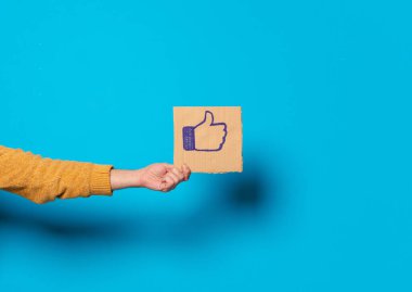 Pankart gibi sosyal medyası olan çılgın sakallı genç bir adam.