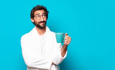 Kafasında kahve fincanı olan genç, çılgın sakallı adam.