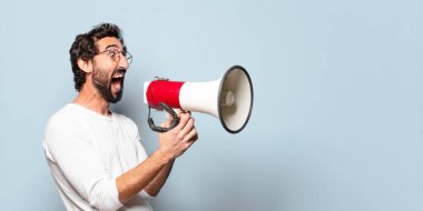 Megafonlu genç, çılgın sakallı adam.