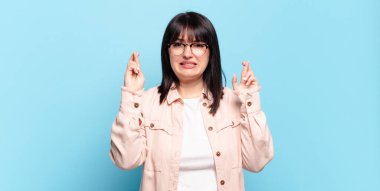 Ayrıca boyunda güzel bir kadın endişeyle dua ediyor ve endişeli bir bakışla iyi şanslar diliyor.