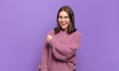 Genç, oldukça sıradan bir kadın mutlu, pozitif ve başarılı hisseder. Bir meydan okumayla karşılaştığında ya da iyi sonuçları kutladığında motive olur.