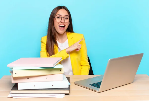 Joven Bonita Mujer Negocios Mirando Emocionada Sorprendida Apuntando Hacia Lado — Foto de Stock