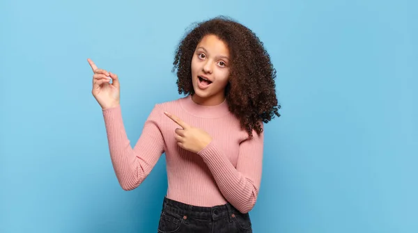 Meisje Blij Verrast Glimlachend Met Een Geschokte Uitdrukking Wijzend Naar — Stockfoto