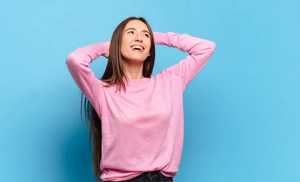 Jovem Mulher Muito Casual Sorrindo Sentindo Relaxado Satisfeito Despreocupado Rindo — Fotografia de Stock