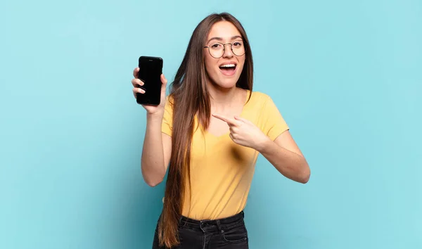 Joven Bonita Mujer Mirando Emocionado Sorprendido Señalando Lado Hacia Arriba — Foto de Stock