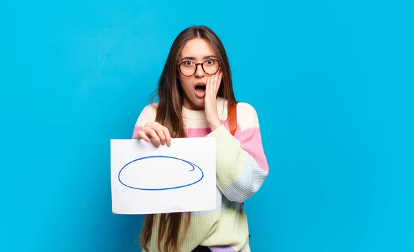 Jeune Jolie Femme Sentant Choqué Effrayé Air Terrifié Avec Bouche — Photo