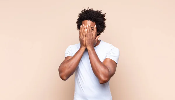 Jovem Negro Afro Homem Sentindo Estressado Preocupado Ansioso Assustado Com — Fotografia de Stock